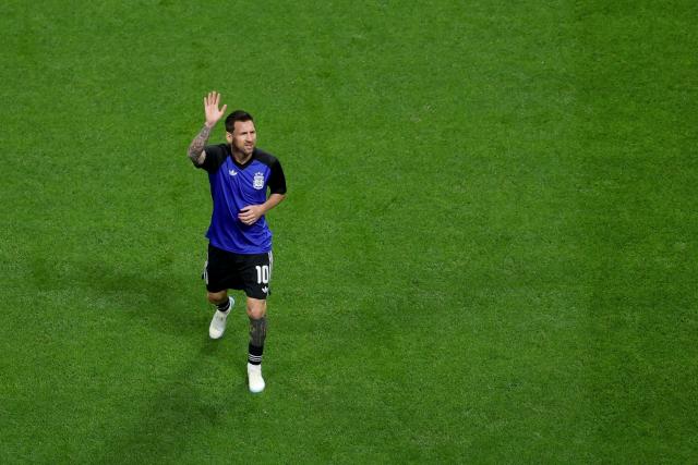 Argentina's forward #10 Lionel Messi waves as he arrives on the pitch to warm up ahead of the 2026 World Cup football tournament semi-final match between England and Argentina at the Atlanta Stadium in Atlanta on July 15, 2026.  (Photo by PATRICIA DE MELO MOREIRA / AFP)