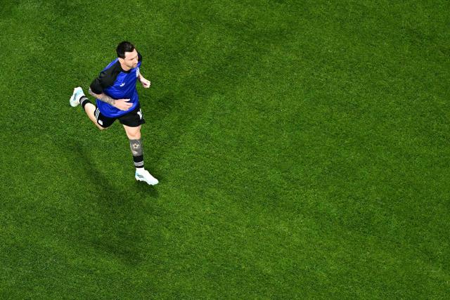 Argentina's forward #10 Lionel Messi warms up ahead of the 2026 World Cup football tournament semi-final match between England and Argentina at the Atlanta Stadium in Atlanta on July 15, 2026.  (Photo by Jewel SAMAD / AFP)