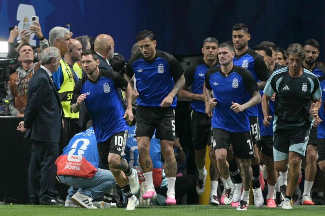 Argentina's forward #10 Lionel Messi (L) leads his team during the warm up ahead of the 2026 World Cup football tournament semi-final match between England and Argentina at the Atlanta Stadium in Atlanta on July 15, 2026. (Photo by JUAN MABROMATA / AFP)