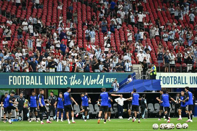 Argentina's players warm up ahead of the 2026 World Cup football tournament semi-final match between England and Argentina at the Atlanta Stadium in Atlanta on July 15, 2026.  (Photo by Paul ELLIS / AFP)
