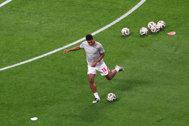 England's midfielder #10 Jude Bellingham warms up ahead of the 2026 World Cup football tournament semi-final match between England and Argentina at the Atlanta Stadium in Atlanta on July 15, 2026.  (Photo by PATRICIA DE MELO MOREIRA / AFP)