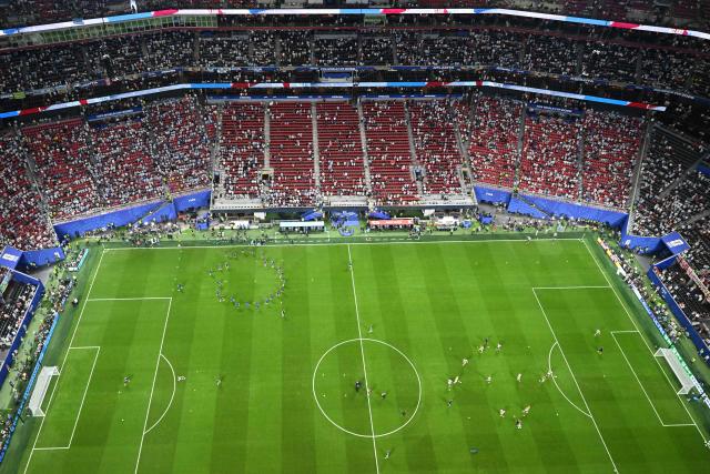 Argentina's (top L) and England's (R) players warm up ahead of the 2026 World Cup football tournament semi-final match between England and Argentina at the Atlanta Stadium in Atlanta on July 15, 2026.  (Photo by Jewel SAMAD / AFP)