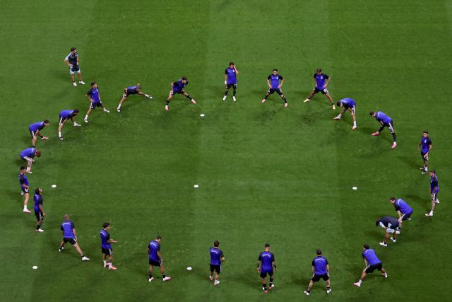 Argentina's players warm up ahead of the 2026 World Cup football tournament semi-final match between England and Argentina at the Atlanta Stadium in Atlanta on July 15, 2026.  (Photo by PATRICIA DE MELO MOREIRA / AFP)