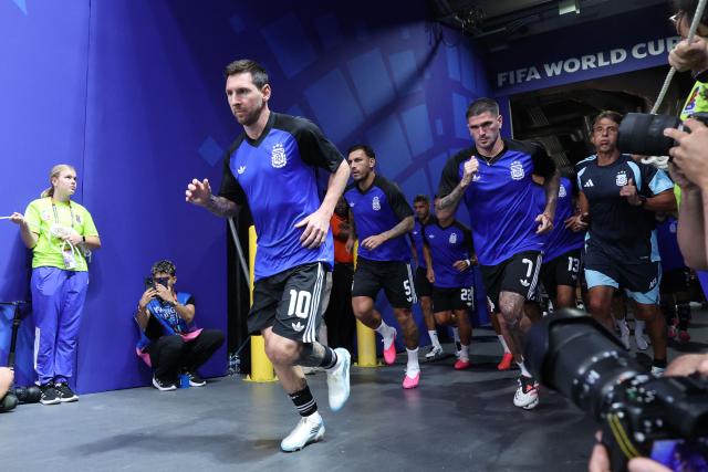 Argentina's forward #10 Lionel Messi, Argentina's midfielder #05 Leandro Paredes and Argentina's midfielder #07 Rodrigo De Paul enter the pitch for the warm-up ahead of the 2026 World Cup football tournament semi-final match between England and Argentina at the Atlanta Stadium in Atlanta on July 15, 2026.  (Photo by Thomas COEX / AFP)