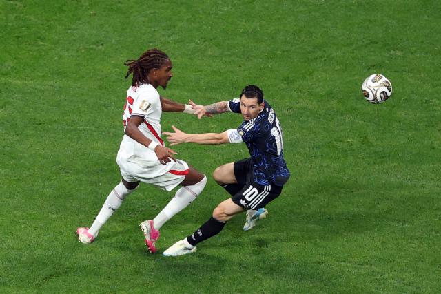 England's defender #25 Djed Spence and Argentina's forward #10 Lionel Messi fight for the ball during the 2026 World Cup football tournament semi-final match between England and Argentina at the Atlanta Stadium in Atlanta on July 15, 2026.  (Photo by PATRICIA DE MELO MOREIRA / AFP)