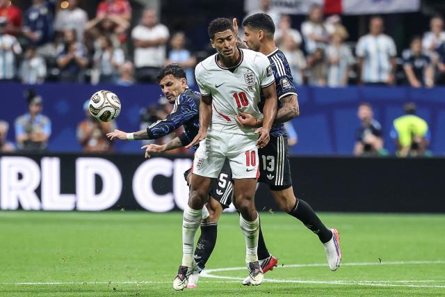 Argentina's midfielder #05 Leandro Paredes, England's midfielder #10 Jude Bellingham and Argentina's defender #13 Cristian Romero fight for the ball during the 2026 World Cup football tournament semi-final match between England and Argentina at the Atlanta Stadium in Atlanta on July 15, 2026.  (Photo by Thomas COEX / AFP)
