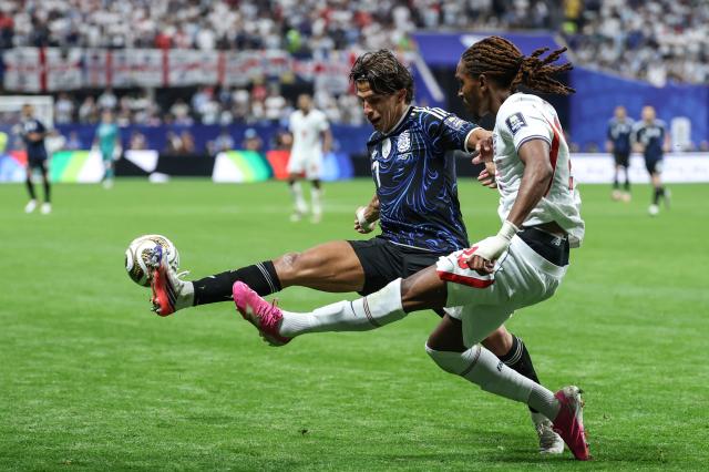 Argentina's forward #17 Giuliano Simeone and England's defender #25 Djed Spence fight for the ball during the 2026 World Cup football tournament semi-final match between England and Argentina at the Atlanta Stadium in Atlanta on July 15, 2026.  (Photo by Thomas COEX / AFP)