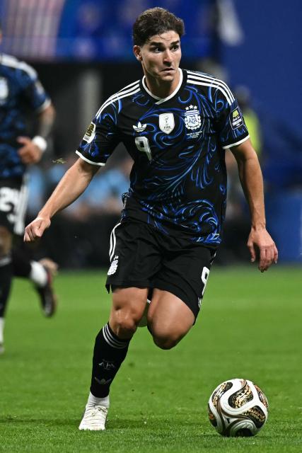 Argentina's forward #09 Julian Alvarez runs with the ball during the 2026 World Cup football tournament semi-final match between England and Argentina at the Atlanta Stadium in Atlanta on July 15, 2026.  (Photo by Paul ELLIS / AFP)