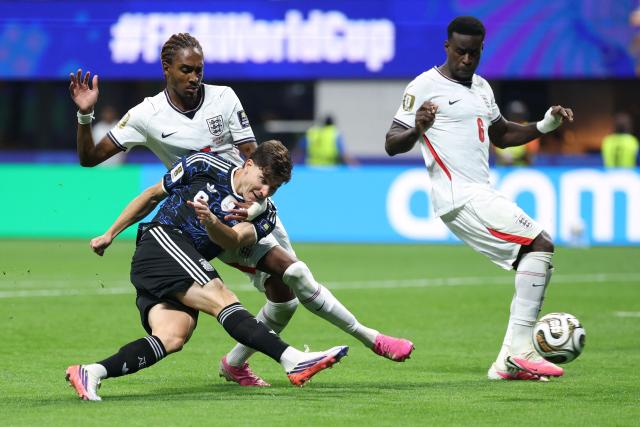 Argentina's forward #09 Julian Alvarez and England's defender #25 Djed Spence fight for the ball next to England's defender #06 Marc Guehi during the 2026 World Cup football tournament semi-final match between England and Argentina at the Atlanta Stadium in Atlanta on July 15, 2026.  (Photo by Thomas COEX / AFP)