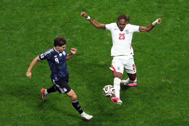 England's defender #25 Djed Spence and Argentina's forward #09 Julian Alvarez fight for the ball during the 2026 World Cup football tournament semi-final match between England and Argentina at the Atlanta Stadium in Atlanta on July 15, 2026.  (Photo by PATRICIA DE MELO MOREIRA / AFP)