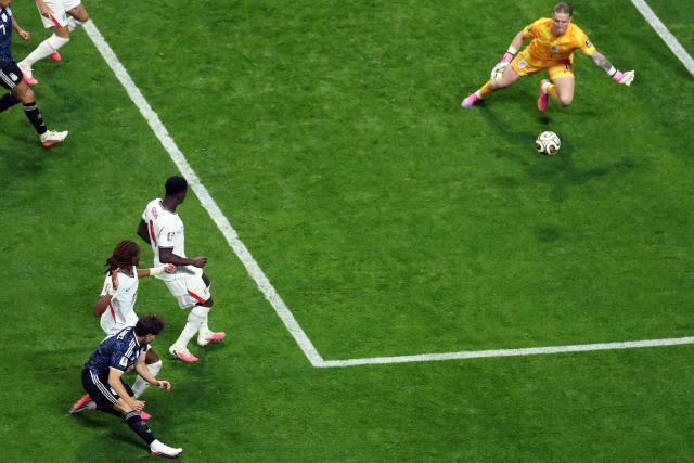 England's goalkeeper #01 Jordan Pickford blocks a shot on goal by Argentina's forward #09 Julian Alvarez during the 2026 World Cup football tournament semi-final match between England and Argentina at the Atlanta Stadium in Atlanta on July 15, 2026.  (Photo by PATRICIA DE MELO MOREIRA / AFP)