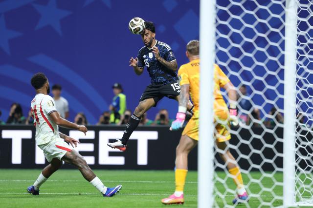 Argentina's forward #15 Nicolas Gonzalez heads the ball next to England's defender #24 Reece James and England's goalkeeper #01 Jordan Pickford during the 2026 World Cup football tournament semi-final match between England and Argentina at the Atlanta Stadium in Atlanta on July 15, 2026.  (Photo by Thomas COEX / AFP)