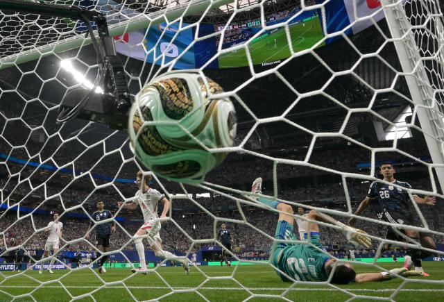 England's forward #18 Anthony Gordon scores his team's first goal past Argentina's goalkeeper #23 Emiliano Martinez during the 2026 World Cup football tournament semi-final match between England and Argentina at the Atlanta Stadium in Atlanta on July 15, 2026.  (Photo by JUAN MABROMATA / AFP)