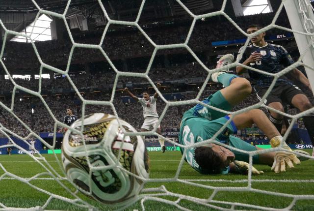 Argentina's goalkeeper #23 Emiliano Martinez concedes England's first goal during the 2026 World Cup football tournament semi-final match between England and Argentina at the Atlanta Stadium in Atlanta on July 15, 2026.  (Photo by JUAN MABROMATA / AFP)