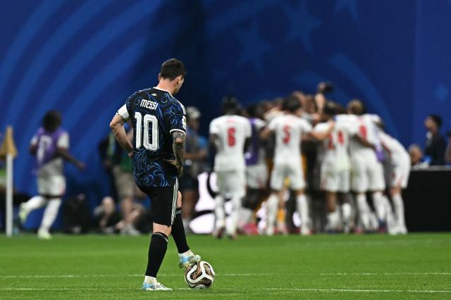 Argentina's forward #10 Lionel Messi looks at England players celebrating their team's first goal during the 2026 World Cup football tournament semi-final match between England and Argentina at the Atlanta Stadium in Atlanta on July 15, 2026.  (Photo by Paul ELLIS / AFP)