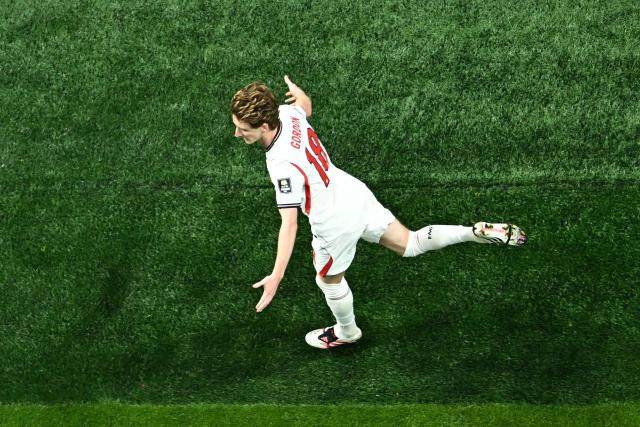 England's forward #18 Anthony Gordon celebrates scoring his team's first goal during the 2026 World Cup football tournament semi-final match between England and Argentina at the Atlanta Stadium in Atlanta on July 15, 2026.  (Photo by Jewel SAMAD / AFP)