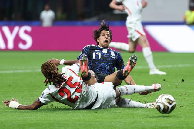 England's defender #25 Djed Spence and Argentina's forward #17 Giuliano Simeone fight for the ball during the 2026 World Cup football tournament semi-final match between England and Argentina at the Atlanta Stadium in Atlanta on July 15, 2026.  (Photo by Thomas COEX / AFP)