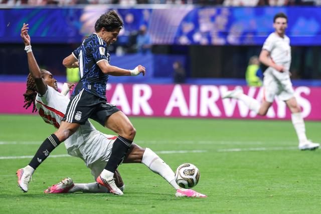 England's defender #25 Djed Spence and Argentina's forward #17 Giuliano Simeone fight for the ball during the 2026 World Cup football tournament semi-final match between England and Argentina at the Atlanta Stadium in Atlanta on July 15, 2026.  (Photo by Thomas COEX / AFP)
