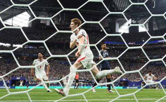 England's forward #18 Anthony Gordon celebrates after scoring his team's first goal during the 2026 World Cup football tournament semi-final match between England and Argentina at the Atlanta Stadium in Atlanta on July 15, 2026.  (Photo by Odd ANDERSEN / AFP)