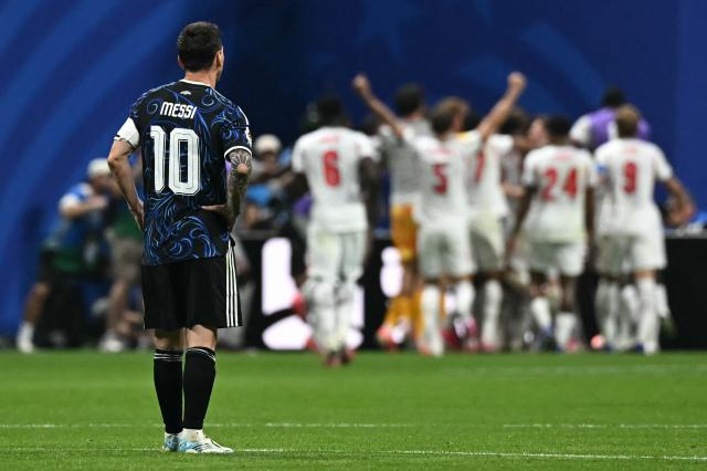 Argentina's forward #10 Lionel Messi looks at England players celebrating their team's first goal during the 2026 World Cup football tournament semi-final match between England and Argentina at the Atlanta Stadium in Atlanta on July 15, 2026.  (Photo by Paul ELLIS / AFP)