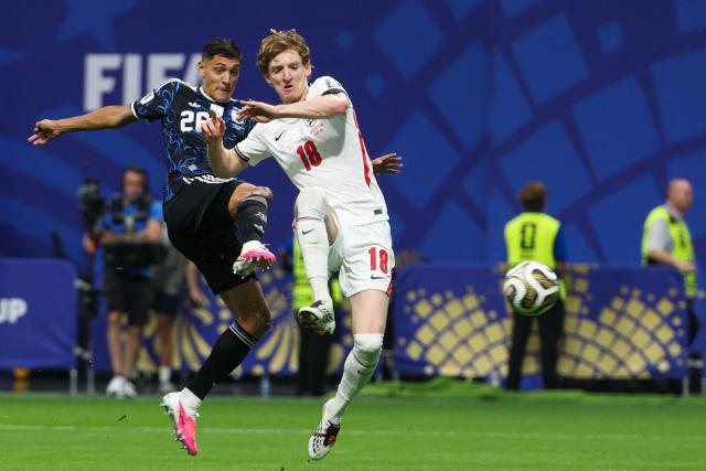 England's forward #18 Anthony Gordon scores his team's first goal past Argentina's defender #26 Nahuel Molina during the 2026 World Cup football tournament semi-final match between England and Argentina at the Atlanta Stadium in Atlanta on July 15, 2026.  (Photo by Odd ANDERSEN / AFP)