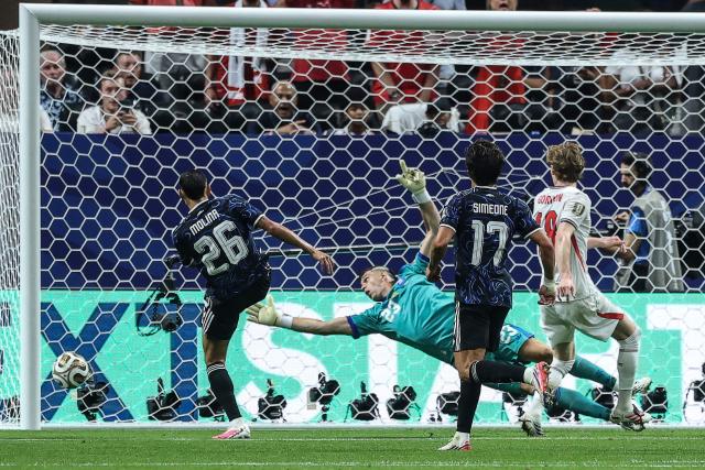 England's forward #18 Anthony Gordon heads the ball and scores his team's first goal during the 2026 World Cup football tournament semi-final match between England and Argentina at the Atlanta Stadium in Atlanta on July 15, 2026.  (Photo by Thomas COEX / AFP)