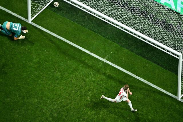 England's forward #18 Anthony Gordon celebrates scoring his team's first goal past Argentina's goalkeeper #23 Emiliano Martinez during the 2026 World Cup football tournament semi-final match between England and Argentina at the Atlanta Stadium in Atlanta on July 15, 2026.  (Photo by Jewel SAMAD / AFP)