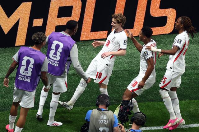 England's forward #18 Anthony Gordon (C) celebrates scoring his team's first goal with teammates during the 2026 World Cup football tournament semi-final match between England and Argentina at the Atlanta Stadium in Atlanta on July 15, 2026.  (Photo by PATRICIA DE MELO MOREIRA / AFP)