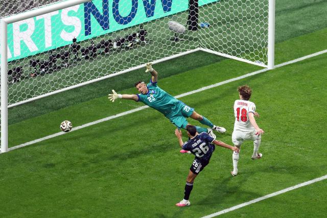 England's forward #18 Anthony Gordon scores his team's first goal past Argentina's goalkeeper #23 Emiliano Martinez during the 2026 World Cup football tournament semi-final match between England and Argentina at the Atlanta Stadium in Atlanta on July 15, 2026.  (Photo by PATRICIA DE MELO MOREIRA / AFP)