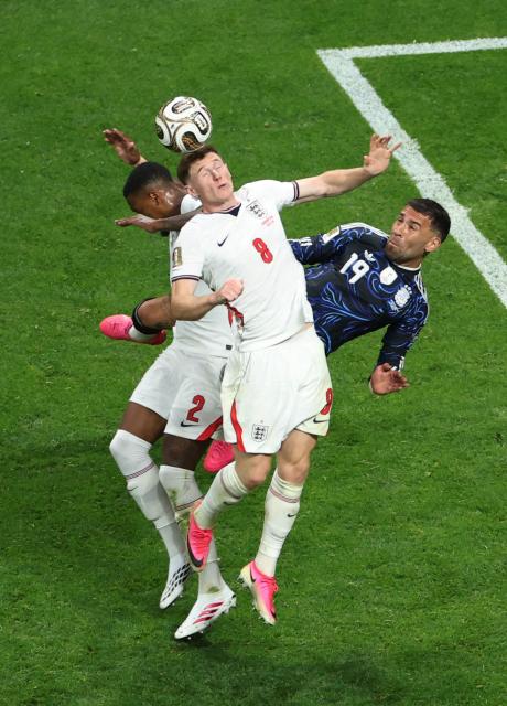 England's midfielder #08 Elliot Anderson heads the ball near Argentina's defender #19 Nicolas Otamendi during the 2026 World Cup football tournament semi-final match between England and Argentina at the Atlanta Stadium in Atlanta on July 15, 2026.  (Photo by PATRICIA DE MELO MOREIRA / AFP)