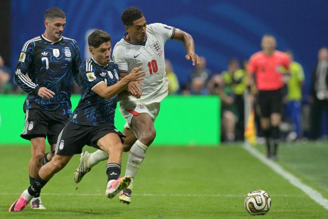 Argentina's defender #04 Gonzalo Montiel (C) and England's midfielder #10 Jude Bellingham (R) fight for the ball during the 2026 World Cup football tournament semi-final match between England and Argentina at the Atlanta Stadium in Atlanta on July 15, 2026.  (Photo by JUAN MABROMATA / AFP)