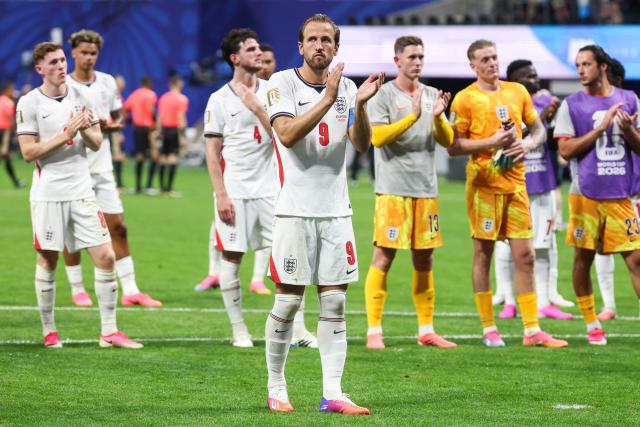 England's forward #09 Harry Kane and teammates greet fans after losing the 2026 World Cup football tournament semi-final match between England and Argentina at the Atlanta Stadium in Atlanta on July 15, 2026.  (Photo by Odd ANDERSEN / AFP)