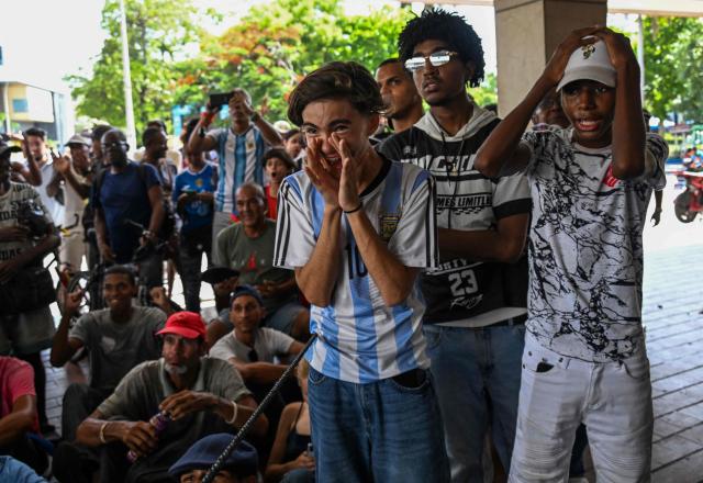 Argentina fans watch the 2026 World Cup semi-final between England and Argentina in Havana, on July 15, 2026. (Photo by YAMIL LAGE / AFP)