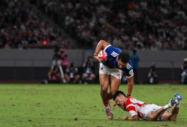 France’s Kalvin Gourgues avoids a tackle during the Rugby Nations Championship Southern Hemisphere Series against Japan at the National Stadium in Tokyo on July 18, 2026. (Photo by ANDREW CABALLERO-REYNOLDS / AFP)