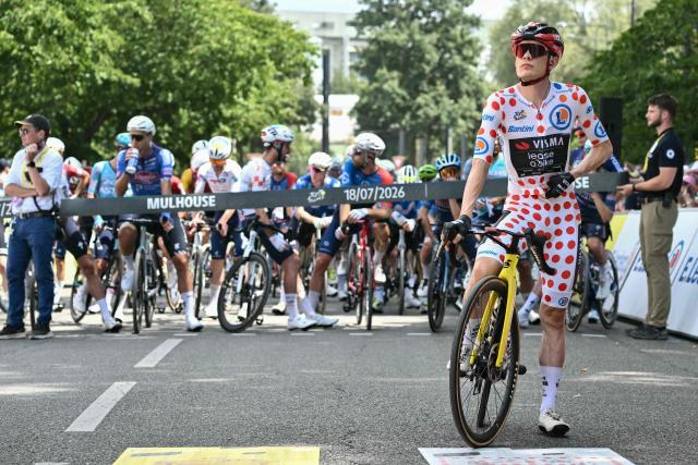 Team Visma | Lease a Bike's Danish rider Jonas Vingegaard wearing the climber's dotted "King of the Mountains" jersey awaits the start of the 14th stage of the 113th edition of the Tour de France cycling race, 155,3 km between Mulhouse and Le Markstein in the Vosges mountains, on July 18, 2026. (Photo by Jeff PACHOUD / AFP)