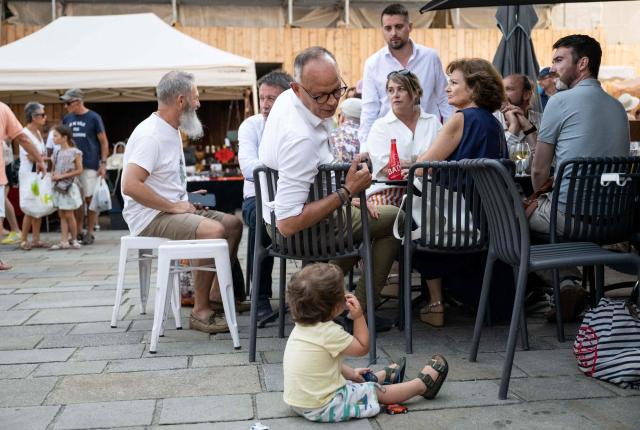 French right-wing party Horizons founder and president, mayor of Le Havre and candidate for the 2027 French presidential election Edouard Philippe interacts with a toddler during a visit in Guerande, western France on July 18, 2026, as part of his Presidential campaign. France votes in a presidential election scheduled for April 2027. (Photo by Sebastien Salom-Gomis / AFP)