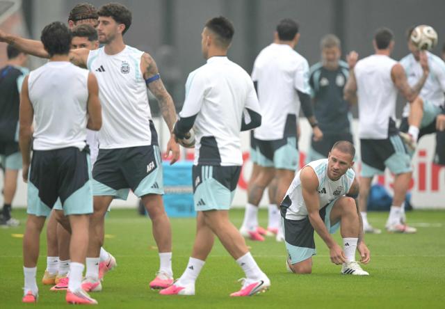 Argentina's midfielder #20 Alexis Mac Allister ties his shoelaces for a training session on the eve of the 2026 World Cup football tournament final match against Spain, in Morristown, New Jersey, on July 18, 2026. (Photo by JUAN MABROMATA / AFP)