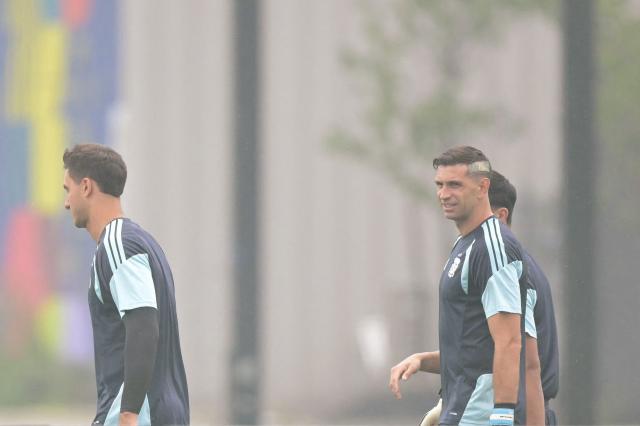 Argentina's goalkeeper #23 Emiliano Martinez (R) arrives for a training session on the eve of the 2026 World Cup football tournament final match against Spain, in Morristown, New Jersey, on July 18, 2026. (Photo by JUAN MABROMATA / AFP)
