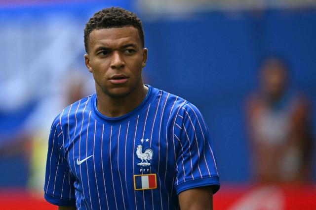 France's forward #10 Kylian Mbappe warms up ahead of the 2026 World Cup football tournament third-place match between France and England at the Miami Stadium in Miami on July 18, 2026.  (Photo by ROBERTO SCHMIDT / AFP)