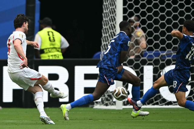 England's midfielder #04 Declan Rice (L) scores his team's first goal during the 2026 World Cup football tournament third-place match between France and England at the Miami Stadium in Miami on July 18, 2026.  (Photo by ROBERTO SCHMIDT / AFP)
