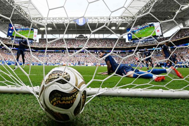 TOPSHOT - England's forward #07 Bukayo Saka celebrates scoring his team's third goal goal during the 2026 World Cup football tournament third-place match between France and England at the Miami Stadium in Miami on July 18, 2026.  (Photo by CHANDAN KHANNA / AFP)
