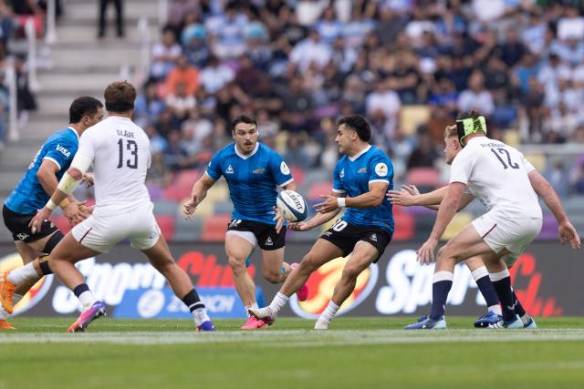 Argentina's fly-half Tomas Albornoz passes the ball during the Rugby Union Nations Championship match between Argentina and England at Unico Madre de Ciudades stadium in Santiago del Estero, Argentina, on July 18, 2026. Argentina players wear a blue jersey as a tribute to the Argentina national football team that defeated England with goals by Diego Maradona at the Mexico 1986 World Cup. (Photo by Juan GASPARINI / AFP)