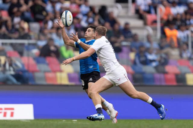 Argentina's fly-half Tomas Albornoz (L) and England's scrum-half Jack van Poortvliet fight for the ball during the Rugby Union Nations Championship match between Argentina and England at Unico Madre de Ciudades stadium in Santiago del Estero, Argentina, on July 18, 2026. Argentina players wear a blue jersey as a tribute to the Argentina national football team that defeated England with goals by Diego Maradona at the Mexico 1986 World Cup. (Photo by Juan GASPARINI / AFP)
