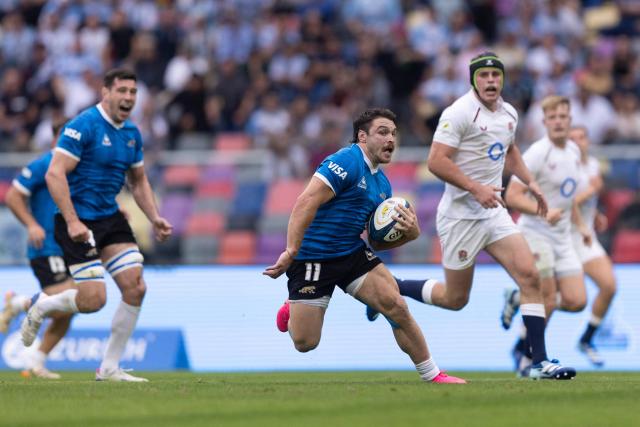 Argentina's wing Mateo Carreras runs with the ball during the Rugby Union Nations Championship match between Argentina and England at Unico Madre de Ciudades stadium in Santiago del Estero, Argentina, on July 18, 2026. Argentina players wear a blue jersey as a tribute to the Argentina national football team that defeated England with goals by Diego Maradona at the Mexico 1986 World Cup. (Photo by Juan GASPARINI / AFP)