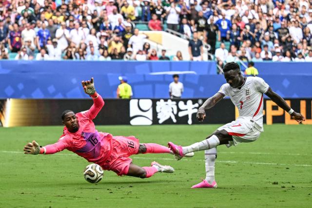TOPSHOT - England's forward #07 Bukayo Saka shoots and misses a chance during the 2026 World Cup football tournament third-place match between France and England at the Miami Stadium in Miami on July 18, 2026.  (Photo by CHANDAN KHANNA / AFP)
