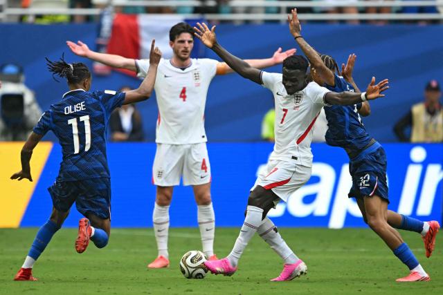 England's forward #07 Bukayo Saka and France's forward #12 Bradley Barcola fight for the ball during the 2026 World Cup football tournament third-place match between France and England at the Miami Stadium in Miami on July 18, 2026.  (Photo by ROBERTO SCHMIDT / AFP)