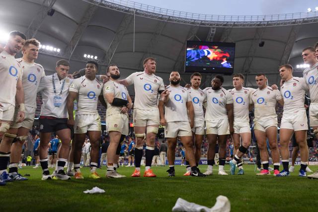 England's lock Ollie Chessum (C) talks to the team during the Rugby Union Nations Championship match between Argentina and England at Unico Madre de Ciudades stadium in Santiago del Estero, Argentina, on July 18, 2026. (Photo by Juan GASPARINI / AFP)