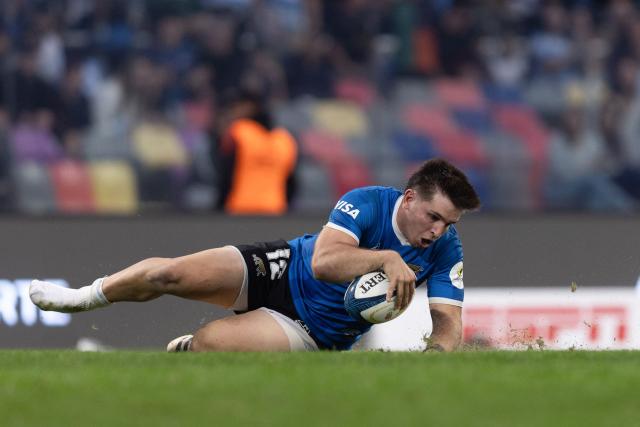 Argentina's centre Justo Piccardo scores a try during the Rugby Union Nations Championship match between Argentina and England at Unico Madre de Ciudades stadium in Santiago del Estero, Argentina, on July 18, 2026. Argentina players wear a blue jersey as a tribute to the Argentina national football team that defeated England with goals by Diego Maradona at the Mexico 1986 World Cup. (Photo by Juan GASPARINI / AFP)