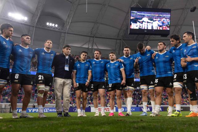 Argentina's hooker Julian Montoya (C) talks to the team during the Rugby Union Nations Championship match between Argentina and England at Unico Madre de Ciudades stadium in Santiago del Estero, Argentina, on July 18, 2026. Argentina players wear a blue jersey as a tribute to the Argentina national football team that defeated England with goals by Diego Maradona at the Mexico 1986 World Cup. (Photo by Juan GASPARINI / AFP)