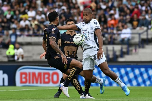 Pumas' Brazilian defender #06 Nathan Silva and Pachuca's Venezuelan forward #23 Salomon Rondon fight for the ball during the Liga MX Apertura football match between Pumas and Pachuca at Olimpico Universitario stadium in Mexico City on July 18, 2026. (Photo by CARL DE SOUZA / AFP)